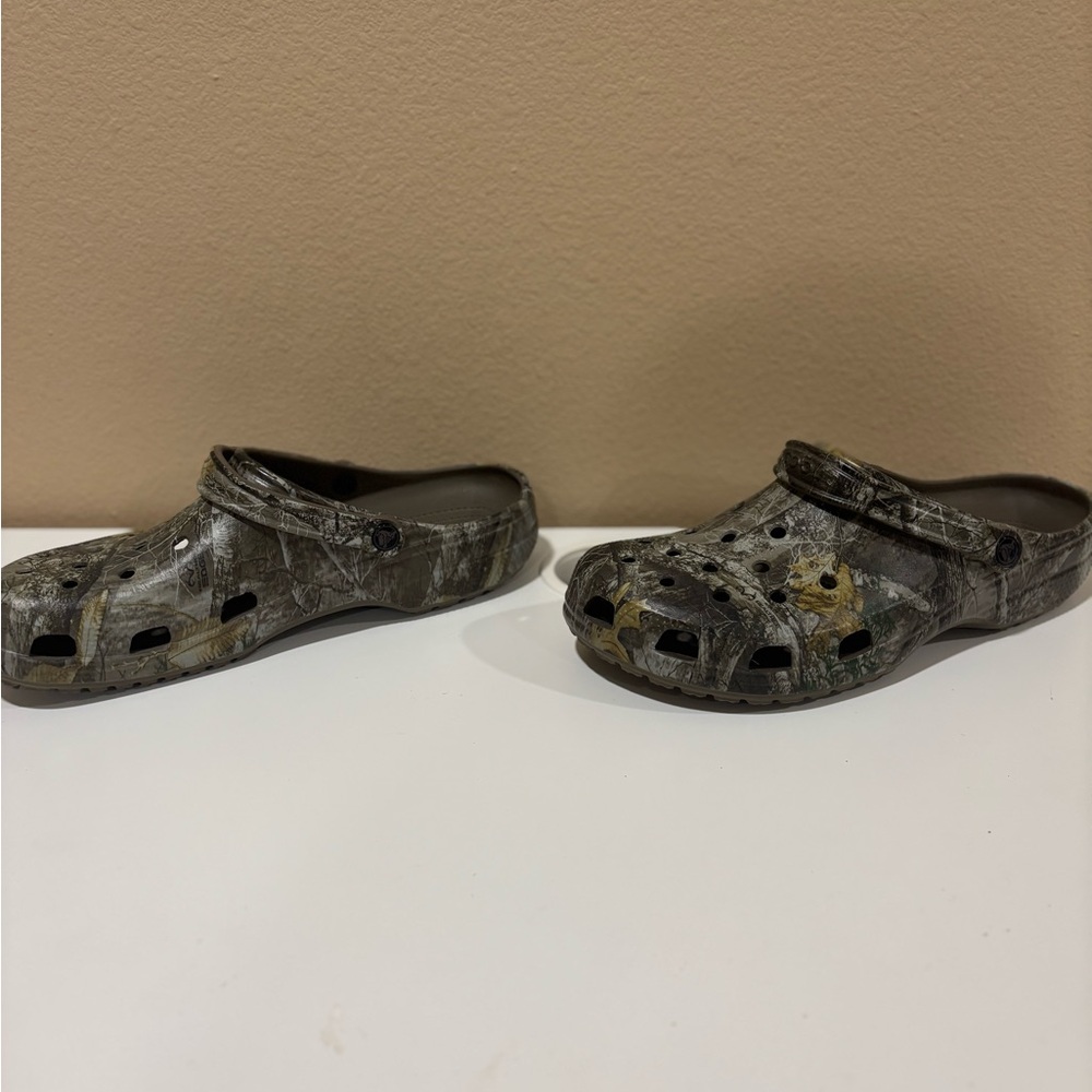 CROCS Men's Camo Gray Clogs - Picture 2 of 3
